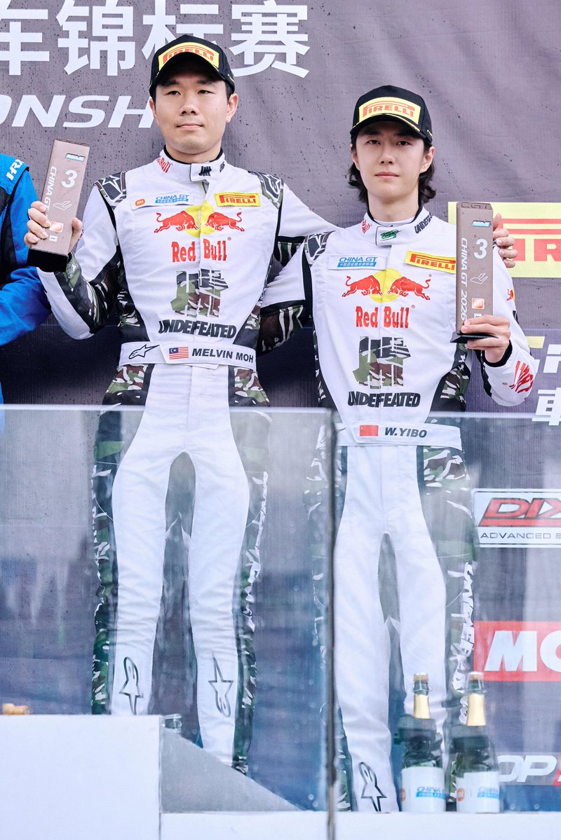 wxyzybxz's tweet photo. 260726 18:55 YIBO-OFFICIAL xhs update x Wang Yibo (1/2)

Race Day 2🏁
Congratulations to racer Melvin Moh and racer Wang Yibo on securing third place in the GT3 AM+ class during Round 2 of the "2026 China GT Zhuhai" race! 🥳

#85RACING https://t.co/GFPtSUmM2T
