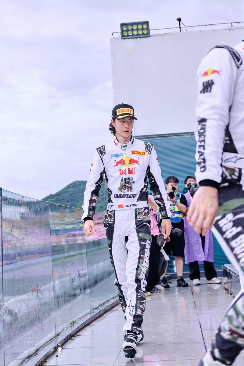 wxyzybxz's tweet photo. 260726 18:55 YIBO-OFFICIAL xhs update x Wang Yibo (1/2)

Race Day 2🏁
Congratulations to racer Melvin Moh and racer Wang Yibo on securing third place in the GT3 AM+ class during Round 2 of the "2026 China GT Zhuhai" race! 🥳

#85RACING https://t.co/GFPtSUmM2T