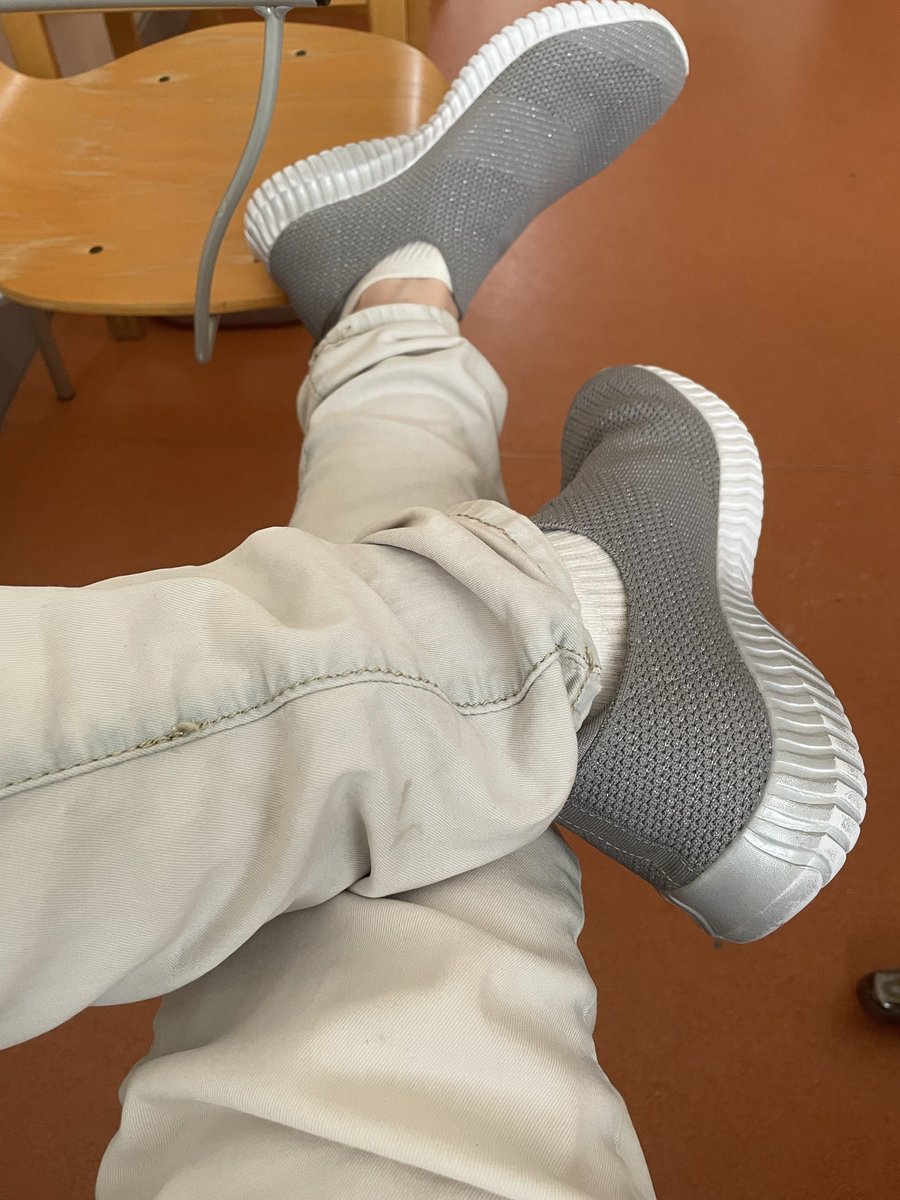 Cozyteddy20's tweet photo. Petite pause bien méritée au travail. Je suis trop bien dans ce pantalon clair aujourd'hui, et mes baskets grises sont parfaites pour cavaler toute la journée ! ☕️👟��� #Pause #feetfetısh #feetِ #feebetsbetclic https://t.co/FWNATvvIOP https://t.co/5pfBAVPy5b