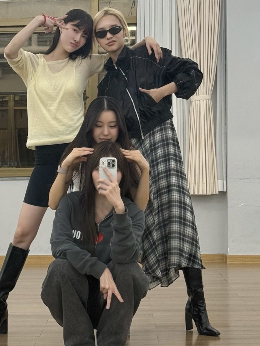 grxcehae_'s tweet photo. ใส่กระโปรงรองเท้าบูทด้วยซ้ำแต่พี่หัวทองเค้ายังกึงได้อะ ให้เลยอันดับหนึ่งด้านความกึง 5555555555555 https://t.co/2YAjjo9IR6