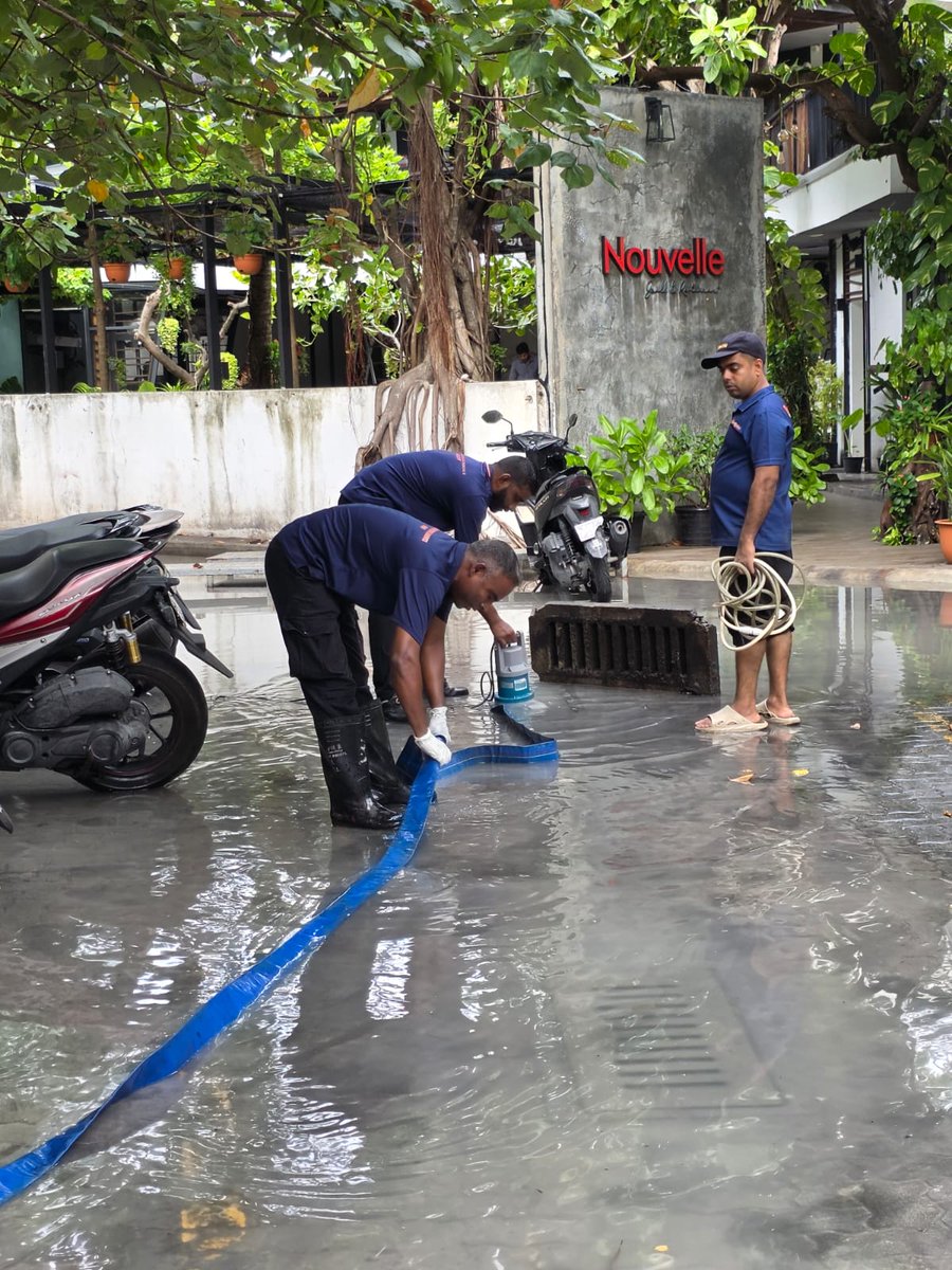 MNDF_Official's tweet photo. މާލޭގެ މަގުތަކަށް އުދަ އަރައި، ފެން ބޮޑުވަމުންދާތީ، ފެން ހިންދުމުގެ މަސައްކަތުގައި އެމްއެންޑީއެފް ފަޔަރ އެންޑް ރެސްކިޔު ސަރވިސްއިން ދަނީ ހަރަކާތްތެރިވަމުން. https://t.co/vYxP9XTz29
