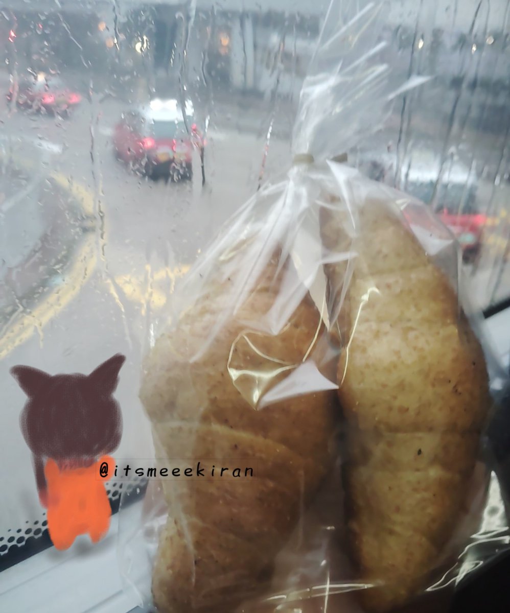 itsmeeekiran's tweet photo. membeli saltbread ditengah hujan https://t.co/zqPbDymbkx