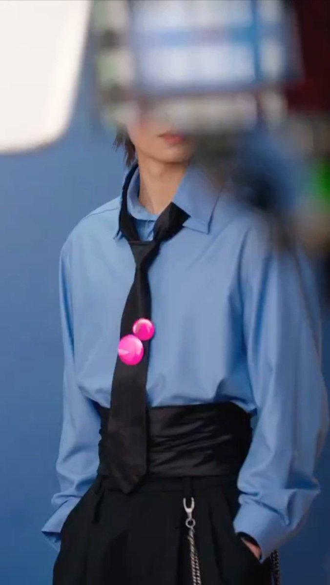 tangsakyuein's tweet photo. THE OUTFIT??? HELLO??? https://t.co/FdKUHLU7ZP