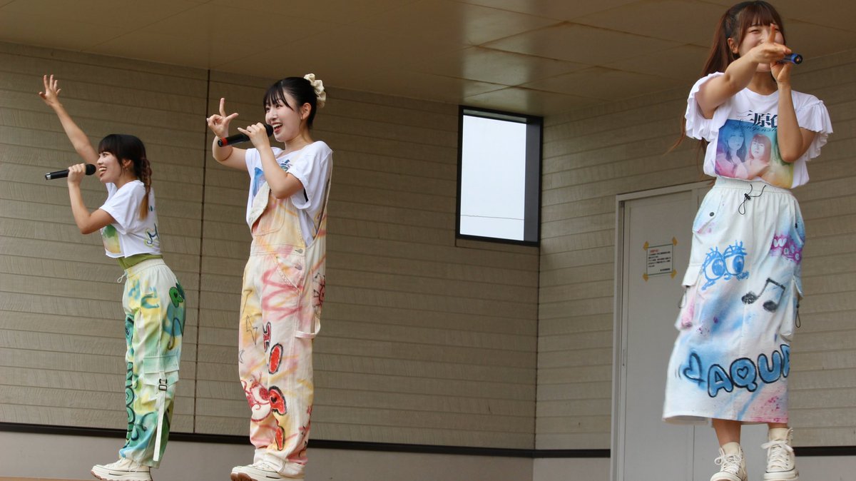 ringomusic_rb's tweet photo. 第37回はしかみいちご煮祭り
お越しくださった皆さんありがとうございました🌾

#ライスボール はじめての階上でのライブ🎤
海が見える会場で、いつもと違う楽しいステージ🏖️
新谷町長にも盛り上げていただきました✨

1.ホタテのジルバ
2.はれわたり
3.ナニャドヤラ
4.風と糸
5.ネバリズム
6.JAN-KEN-PON