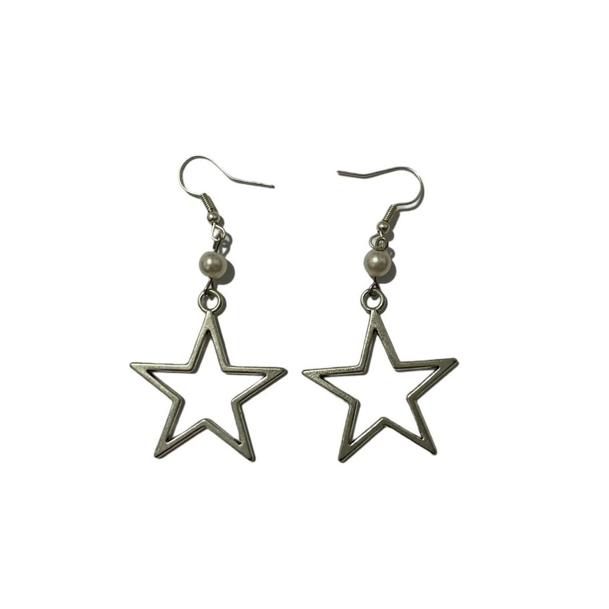 jikooklesbi's tweet photo. let pinterest pick an outfit for you   

top 
pants 
shoes 
accessories

I don’t have my ears pierced but I’d wear this tbh, I have similar pants https://t.co/XghXoC0Lia