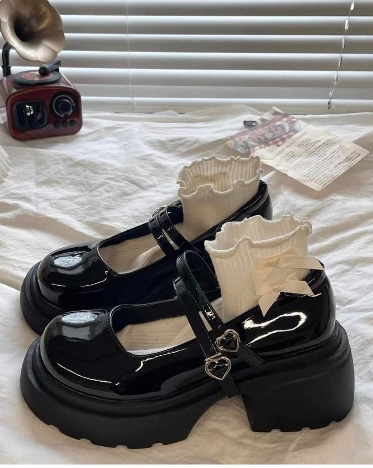 jikooklesbi's tweet photo. let pinterest pick an outfit for you   

top 
pants 
shoes 
accessories

I don’t have my ears pierced but I’d wear this tbh, I have similar pants https://t.co/XghXoC0Lia
