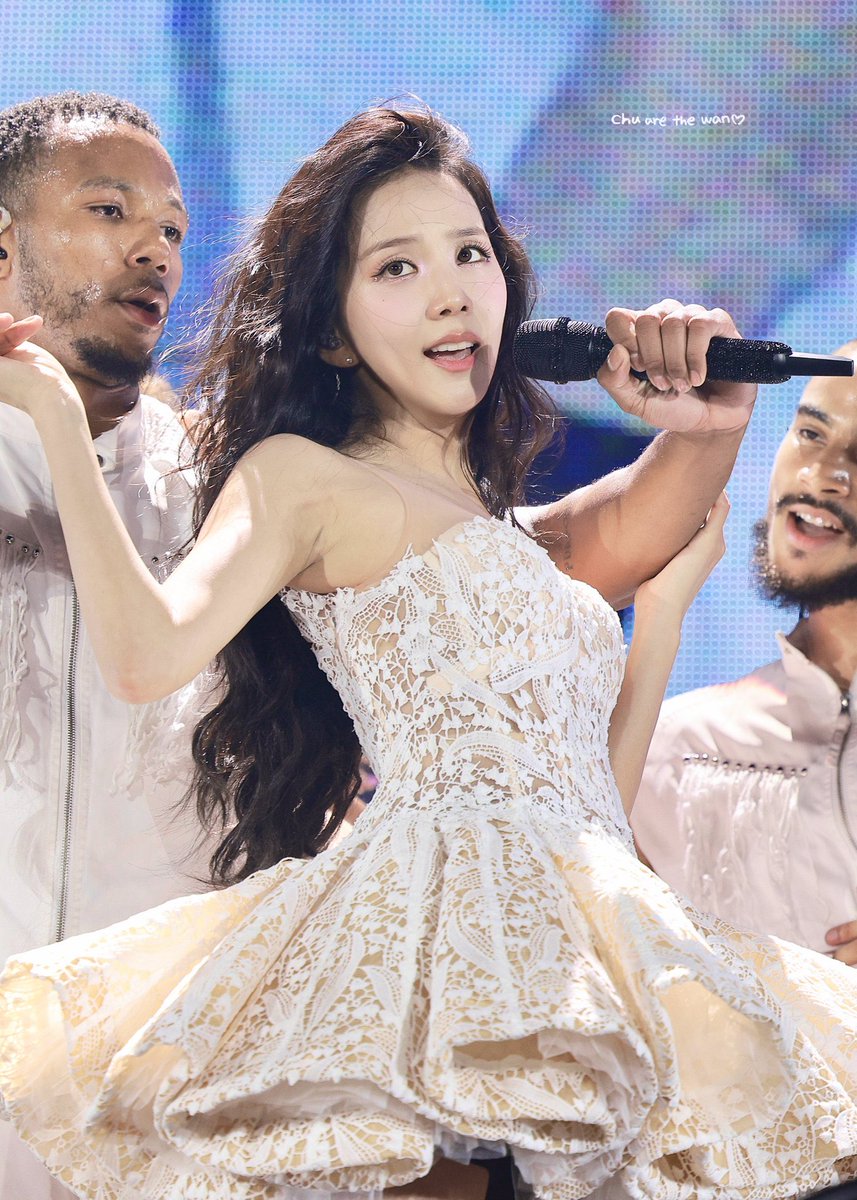 celloolio's tweet photo. Jisoo was like “I can handle the heat well, I’m only sweaty on stage”

Guurrrrrlllll we know

Everyone knows

Even us gays noticed https://t.co/LtM5V42EiY