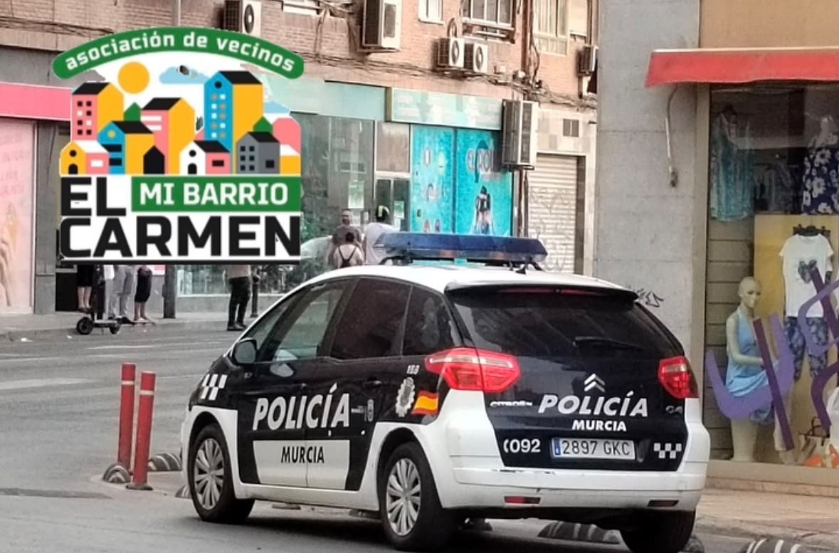 realidadmurcia's tweet photo. ¿Sabias que el @AytoMurcia llama "Plan Especial de Seguridad" a poner un coche patrulla vacío en medio de una rotonda en el Barrio del Carmen?
Usar un vehículo desierto como espantapájaros no es vigilar. https://t.co/0Fk63ooYLo