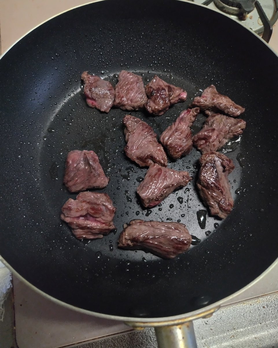 redstarakapochi's tweet photo. ちょっと味見😝
虫こわいから焦げるくらい焼いてるけど
熊うまいやん…塩だけで十分うまい https://t.co/pG1CznJsQB