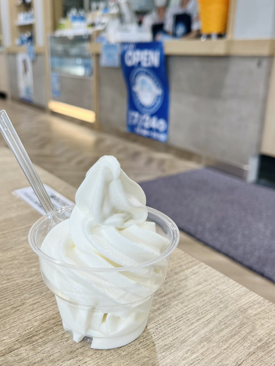 1109Book's tweet photo. 岩手県の知人が誇る岩泉ヨーグルトのカフェが、東光ストア豊平店のフードコードに7月24日オープンです。ソフトクリームは、ヨーグルトと牛乳味の2種類。ミニサイズなら350円でみずみずしい甘さを堪能できます　#岩泉カフェ　#札幌スイーツ https://t.co/aZvgjYh4t2