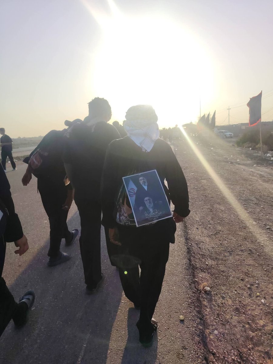 zzeyynaab's tweet photo. صور السيد الشهيد  
تزيين طررق الزوار في مختلف المحافظات
الحمد لله  على هذا الوعي والمحبة 
وهذه الكرامة التي يمنحها الله لعبادهُ الصالحين https://t.co/PPtVttcyLS