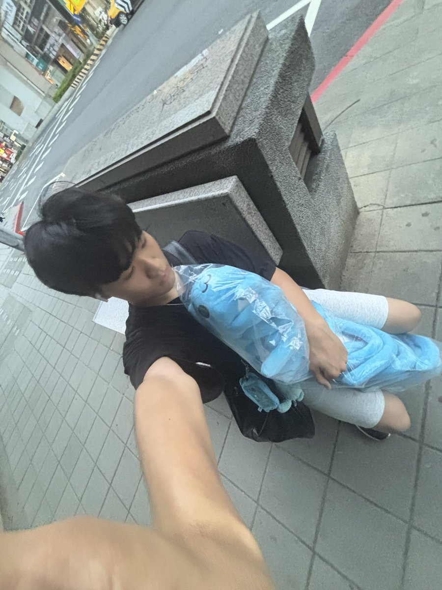 YuOuO1007's tweet photo. 中大獎啦🐶（被咖波抱著真的好幸福🥴 https://t.co/sFdAZxZxI1