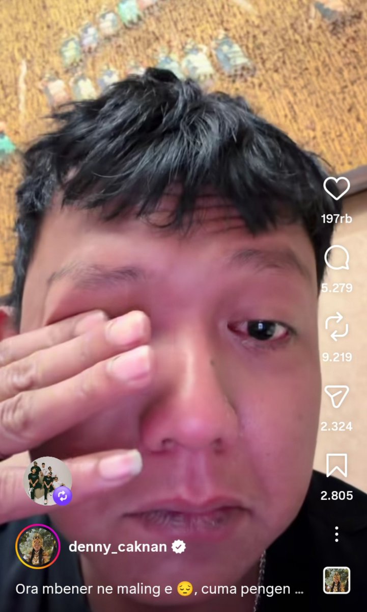 seduhtehnya's tweet photo. Denny Caknan dan Aldi Taher sampai nangis pas tahu berita seorang ayah yang maling ayam dikeroyok hingga meninggal. Video putrinya menangis saat melihat jenazah sang ayah jadi viral dan bikin hati mereka ikut teriris.

Denny Caknan dalam captionnya yang berbahasa Jawa bilang: "Nggak membenarkan tindakan mencurinya, cuma nggak ada manusia yang nggak punya kesalahan. Kasihan, teriris, bingung, jadi satu. Yang hati-hati ya. Aku juga pernah ngerasain kelaparan dan nggak punya apa-apa. Tapi bergetar rasanya lihat berita."

Fyi, Denny Caknan dan Aldi Taher sama-sama punya anak perempuan.