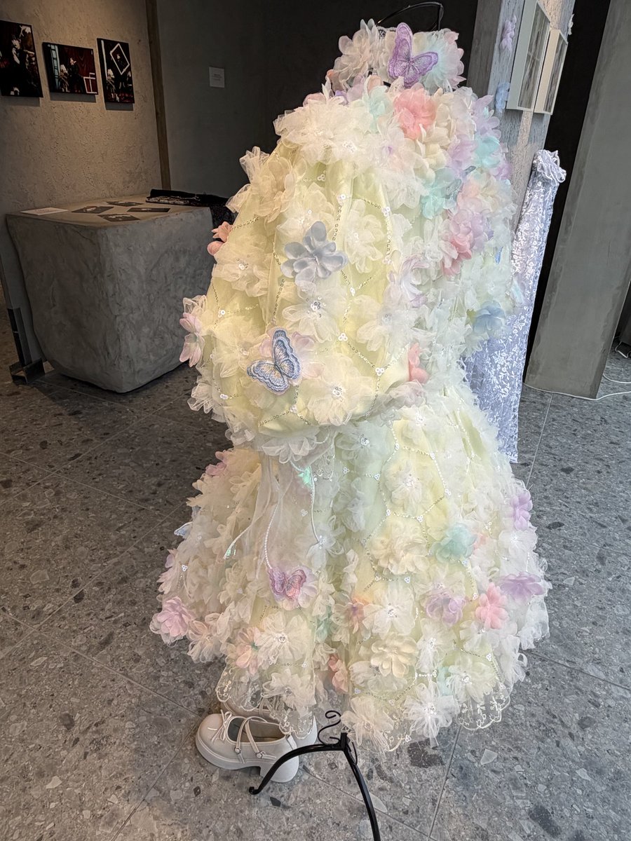 sakura___0506's tweet photo. ふわふわで暖かい色味
優しい印象で妖精のような衣装
たくさんのお花と蝶々が可愛らしい
#YoutopIa #6E0304 #桜ひなの #成田あやの https://t.co/qTCGbKM1Ta