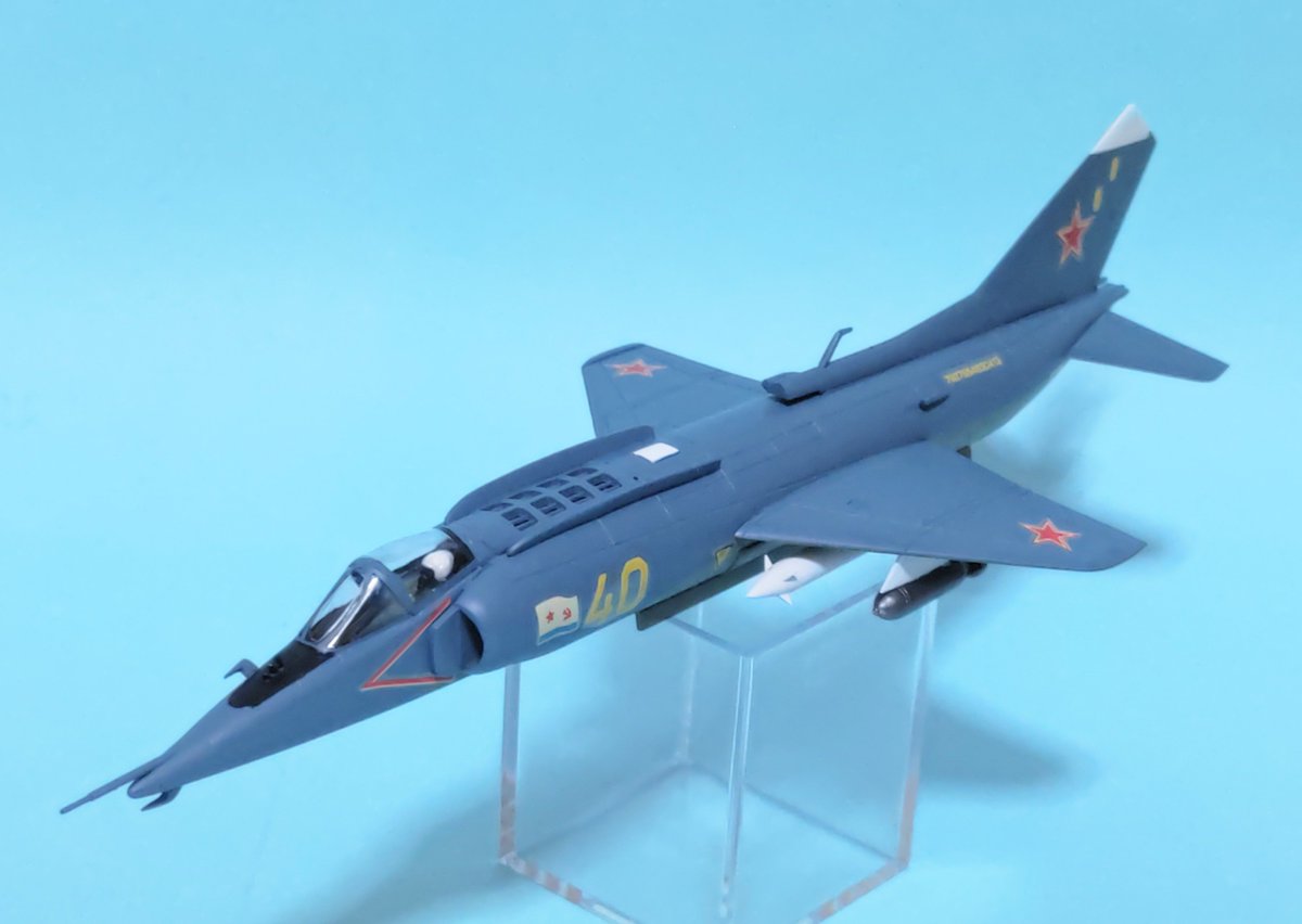 HiroMTB_windsyn's tweet photo. Yak-38フォージャー。ソ連が対潜巡洋艦の艦載機として開発したVTOL機。対潜ヘリ的な運用をする。ウラジオストクを母港とするミンスクに搭載されて日本海に出没しており、日本では「ミンスクの艦載機」として有名になった。
キットはツクダホビー（ドイツレベル）、1/72。 https://t.co/xYSrRfSZI4