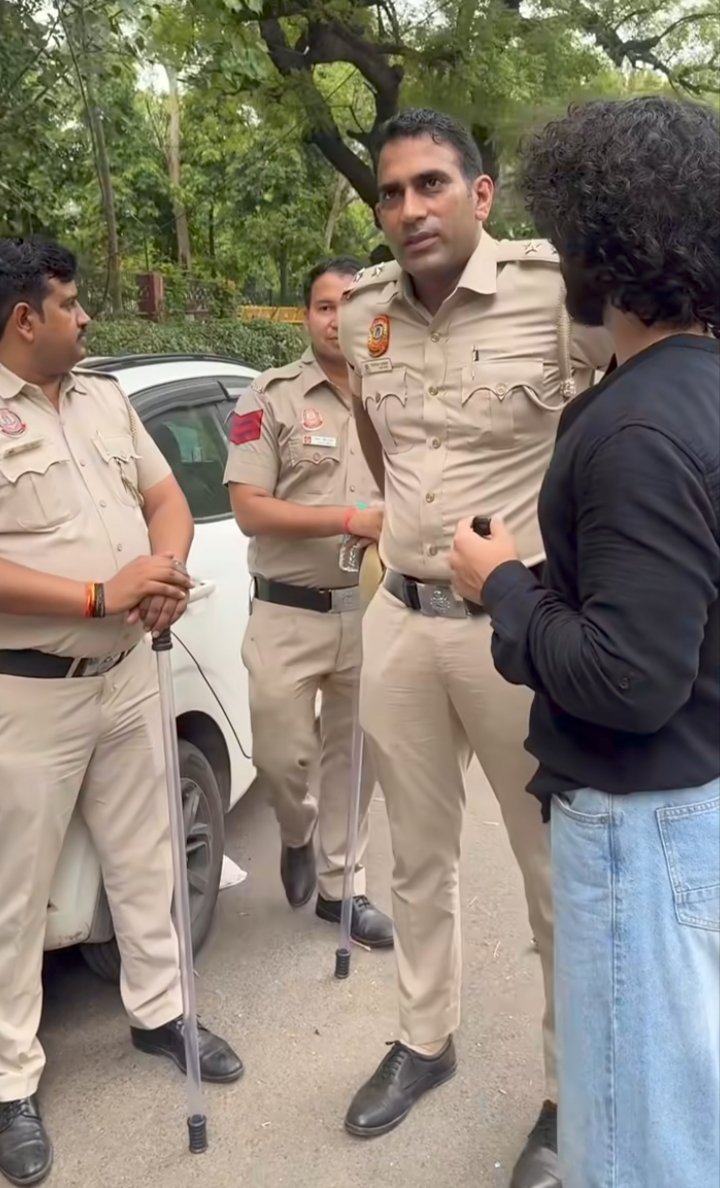 Cockroch10's tweet photo. एक व्यक्ति ने पुलिस वाले से पूछा, सर, क्या धर्मेंद्र प्रधान का इस्तीफा हो गया है?

पुलिस वाले ने कहा, हाँ, मुझे पता है
वह व्यक्ति बोला,अब तो आपकी ड्यूटी भी खत्म हो जाएगी

पुलिस वाला बोला,आप लोग कहीं और धरना दे देंगे,हमारी ड्यूटी फिर लग जाएगी

व्यक्ति बोला,अगर ऐसा कुछ...Read news https://t.co/GFOx9nGBN3