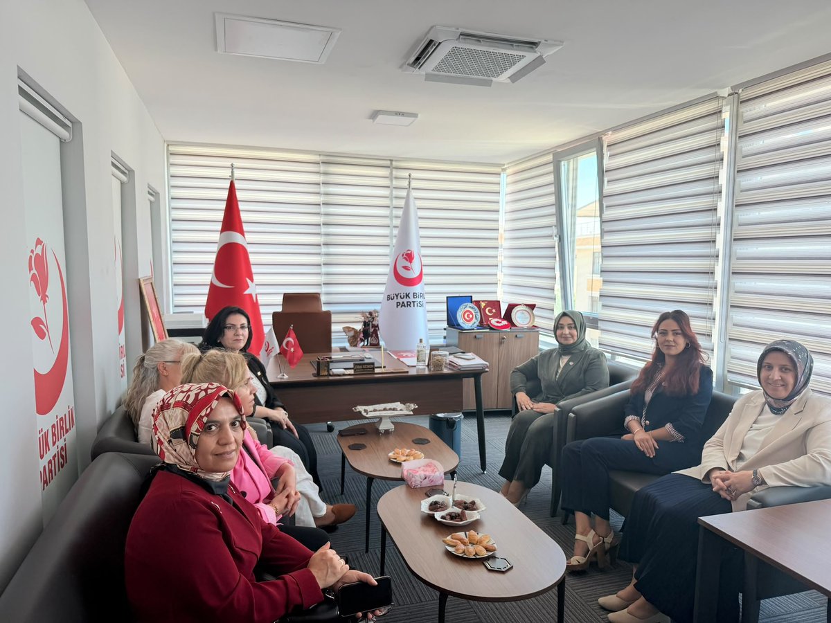 IttifakPartisi's tweet photo. Kadın Kolları Başkanımız Sayın Nalan Çavdar öncülüğünde, Kadın Kolları Yönetim Kurulu Üyelerimiz Sayın Yasemin Gönültaş, Sayın Banu Şahin ve Sayın Songül Çakır, Büyük Birlik Partisi Kadın Kolları Genel Başkanı Sayın Dilek Keskin'i makamında ziyaret etti.

Samimi bir atmosferde gerçekleşen görüşmede; bağımlılıkla mücadele, kadına yönelik şiddetin önlenmesi, toplumsal ahlaki erozyon ve aile yapısının korunmasına yönelik çalışmalar hakkında değerlendirmelerde bulunuldu.

Görüşmede, toplumun ortak sorunlarının çözümünde siyasi partilerin kadın kollarının rakip değil, ortak sorumluluk bilinciyle hareket eden paydaşlar olduğu vurgulandı. Kadınların gücünü bir araya getirecek sosyal sorumluluk projeleri ile toplumsal fayda sağlayacak ortak çalışmalarda iş birliği yapılması konusunda karşılıklı görüş alışverişinde bulunuldu.

Nazik ev sahipliği dolayısıyla Büyük Birlik Partisi Kadın Kolları Genel Başkanı Sayın Dilek Keskin'e teşekkür ediyor, çalışmalarında başarılar diliyoruz.