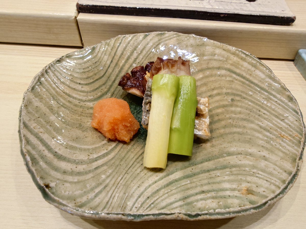 feketerigo000's tweet photo. 今回の鮨屋は酒飲みの天国であり地獄だった。

個人的に美味しい店に出会ったとき、
「美味しかったので自分はまた行きたい」と
「人にも勧めたい」の間には差があるんだけど、
今回の鮨屋は（相手が酒飲みという条件付きで）誘ってでも行きたいに入った。 https://t.co/F1LfsOoXGm