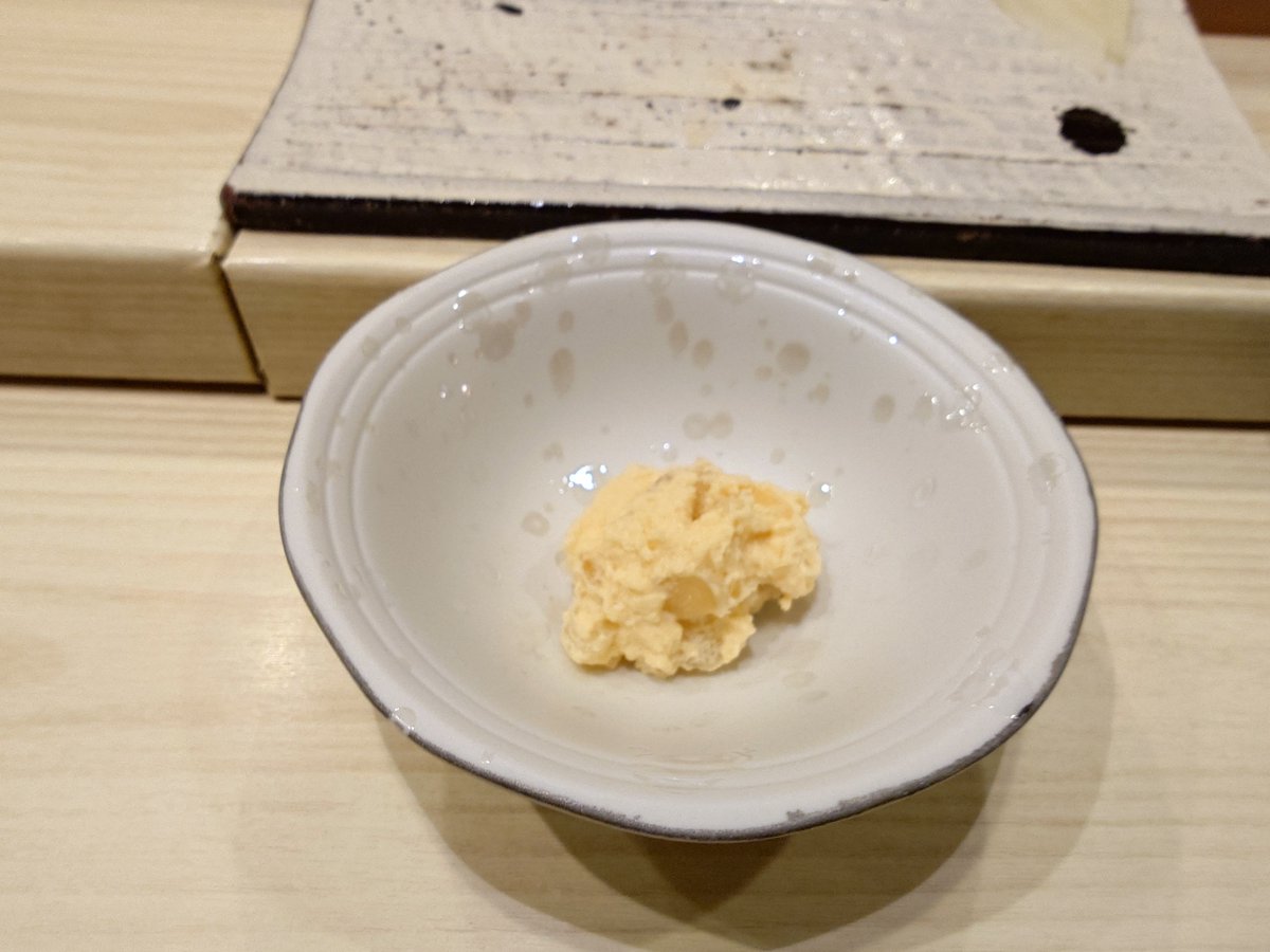 feketerigo000's tweet photo. 今回の鮨屋は酒飲みの天国であり地獄だった。

個人的に美味しい店に出会ったとき、
「美味しかったので自分はまた行きたい」と
「人にも勧めたい」の間には差があるんだけど、
今回の鮨屋は（相手が酒飲みという条件付きで）誘ってでも行きたいに入った。 https://t.co/F1LfsOoXGm