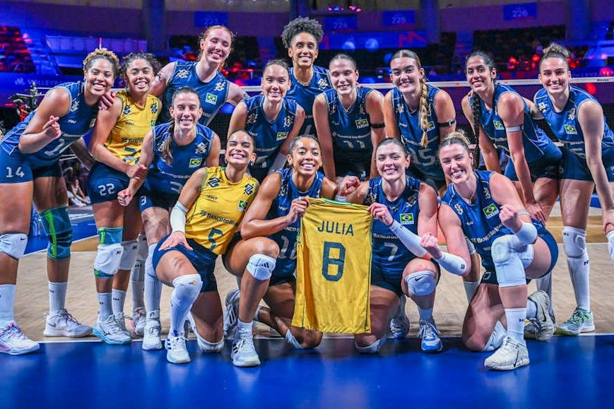 gibbybaris's tweet photo. ⚡️ Set Sayısı programında dün Brezilya şampiyonluğu için seremoni provası yapıldığı söylendi

📌  Esra Gümüş Kırıcı: "Dünkü maçtan sonraki izlenimlerim buralarda provalar yapıldı."  

📌 Enes Yalnız: "Hep Brezilya özelinde yapılan bir seremoni çalışması"  

📌 Esra Gümüş Kırıcı: "FIVB Başkanı evet Brezilyalı, belki çok fazla çalışan var ama erken bir prova yapıldı diye düşünüyorum. Bugün bunu sahada gösterip seremonide biz olmalıyız diye düşünüyorum. "