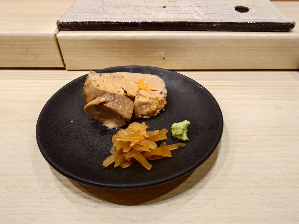 feketerigo000's tweet photo. 今回の鮨屋は酒飲みの天国であり地獄だった。

個人的に美味しい店に出会ったとき、
「美味しかったので自分はまた行きたい」と
「人にも勧めたい」の間には差があるんだけど、
今回の鮨屋は（相手が酒飲みという条件付きで）誘ってでも行きたいに入った。 https://t.co/F1LfsOoXGm