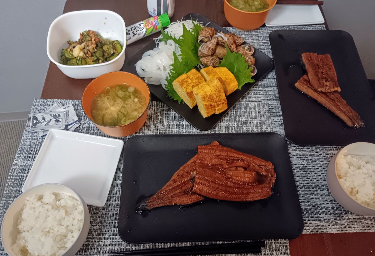 makominko's tweet photo. 昨日は一日早い土用の丑の日！
そしてうなぎは別盛り派！
蒲焼きとうざくとだし巻きとイカのお刺身とバイ貝の塩ゆでとお味噌汁
毎日暑っついから夏バテしないようにね��ってうなぎにしたらバイ貝の見た目がキモイ！ってそこに反応してた
でも殻から外して渡したらパクパク食べてた 😋
#みんごはん https://t.co/7fS0VApUAi