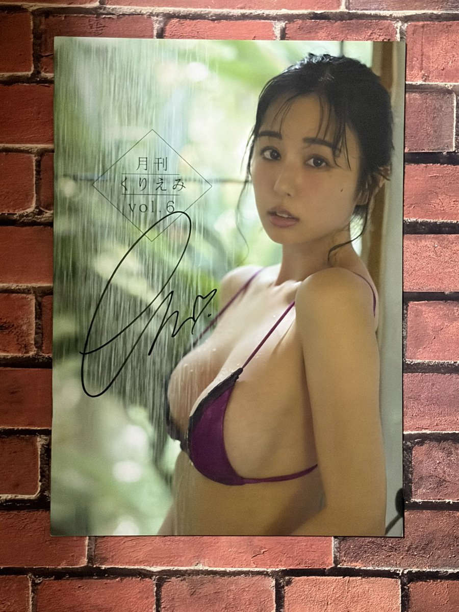 t_kuriemi's tweet photo. 約6年ぶりのくりえみ展、堪能しました✨
めっちゃ人懐こいたぬきちゃんとも会えて感無量でした(T^T)🐶

記念に購入したアクリルパネル飾らせていただきます🙏

帰宅したら遅れていた月刊くりえみが届いていてまさにとりこDAYでしたw

#くりえみ　#くりえみ展　#AtelierY https://t.co/w0uUhQ5llz