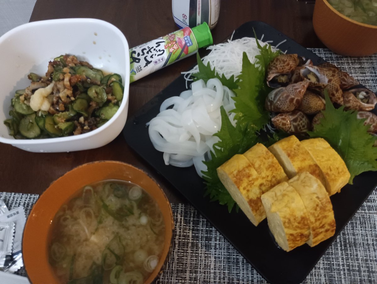 makominko's tweet photo. 昨日は一日早い土用の丑の日！
そしてうなぎは別盛り派！
蒲焼きとうざくとだし巻きとイカのお刺身とバイ貝の塩ゆでとお味噌汁
毎日暑っついから夏バテしないようにね��ってうなぎにしたらバイ貝の見た目がキモイ！ってそこに反応してた
でも殻から外して渡したらパクパク食べてた 😋
#みんごはん https://t.co/7fS0VApUAi