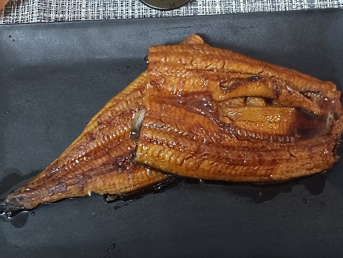 makominko's tweet photo. 昨日は一日早い土用の丑の日！
そしてうなぎは別盛り派！
蒲焼きとうざくとだし巻きとイカのお刺身とバイ貝の塩ゆでとお味噌汁
毎日暑っついから夏バテしないようにね��ってうなぎにしたらバイ貝の見た目がキモイ！ってそこに反応してた
でも殻から外して渡したらパクパク食べてた 😋
#みんごはん https://t.co/7fS0VApUAi