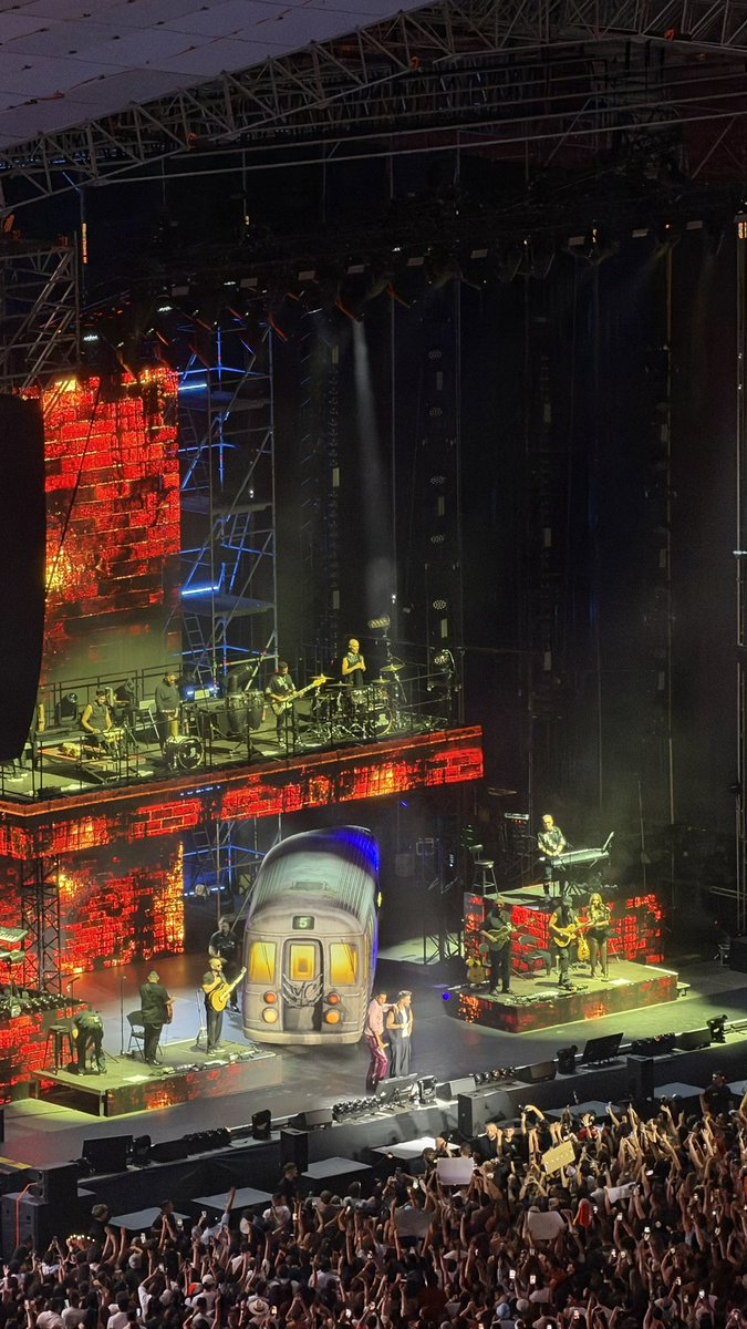 estheeerr21's tweet photo. mejor tarde que nuncaaa 🇩🇴 @RomeoSantosPage @PrinceRoyce https://t.co/0J17Awi0pO