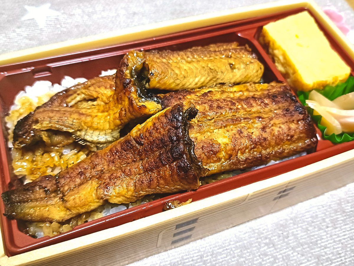 zelkert's tweet photo. 鰻のタレを洗い流して日本酒を掛けて、オーブントースターでパリッと焼きました😋 https://t.co/JZVserxsia