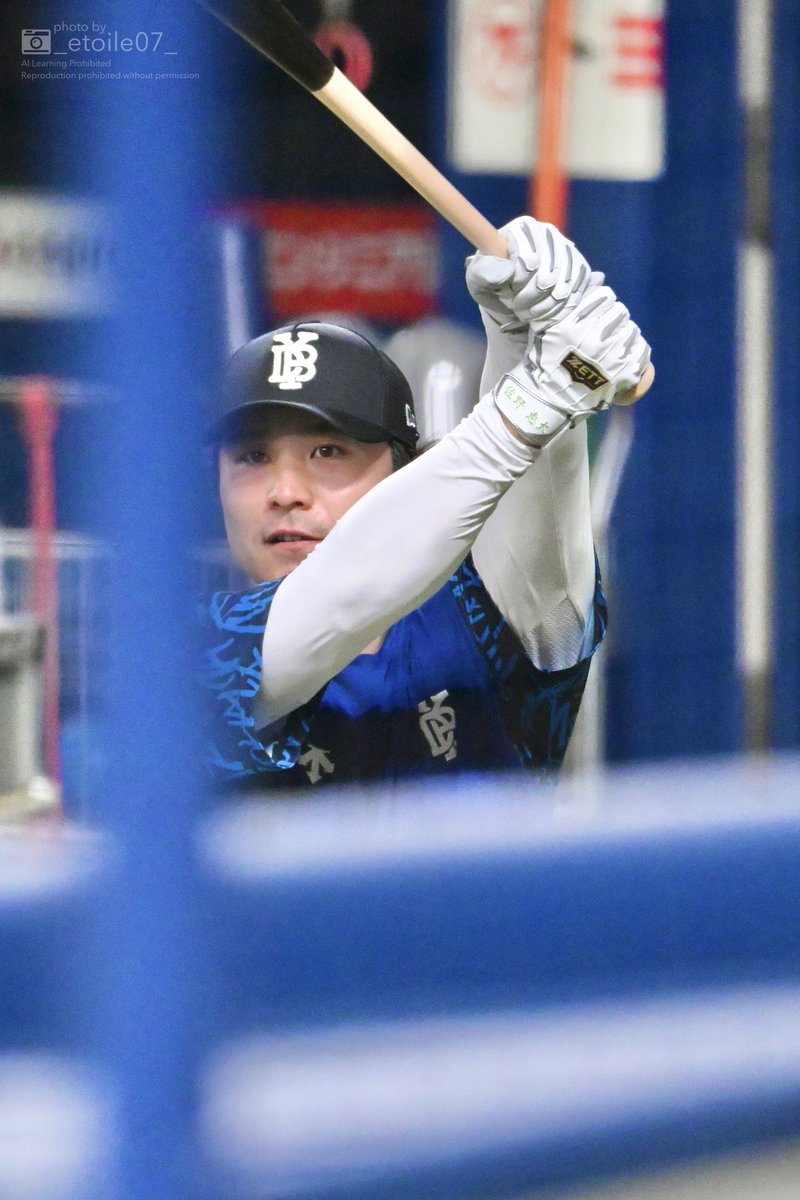 _etoile07_'s tweet photo. 2026.07.26 ⚾️ バンテリンドーム
（ バッティング練習中の隙間産業👀笑 ）
#baystars
#佐野恵太 選手 https://t.co/mwdTvI6kU6