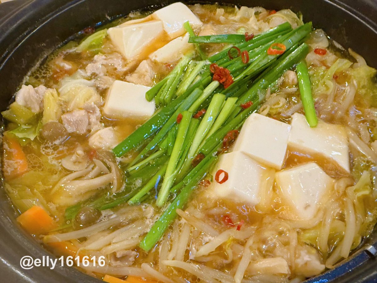 elly161616's tweet photo. 今日はお肉屋さんの新鮮ないいモツが買えたので、
ビールともつ鍋ですヨ！
もつだけじゃなくて鶏も入ってる！ https://t.co/lUdlqJNamI