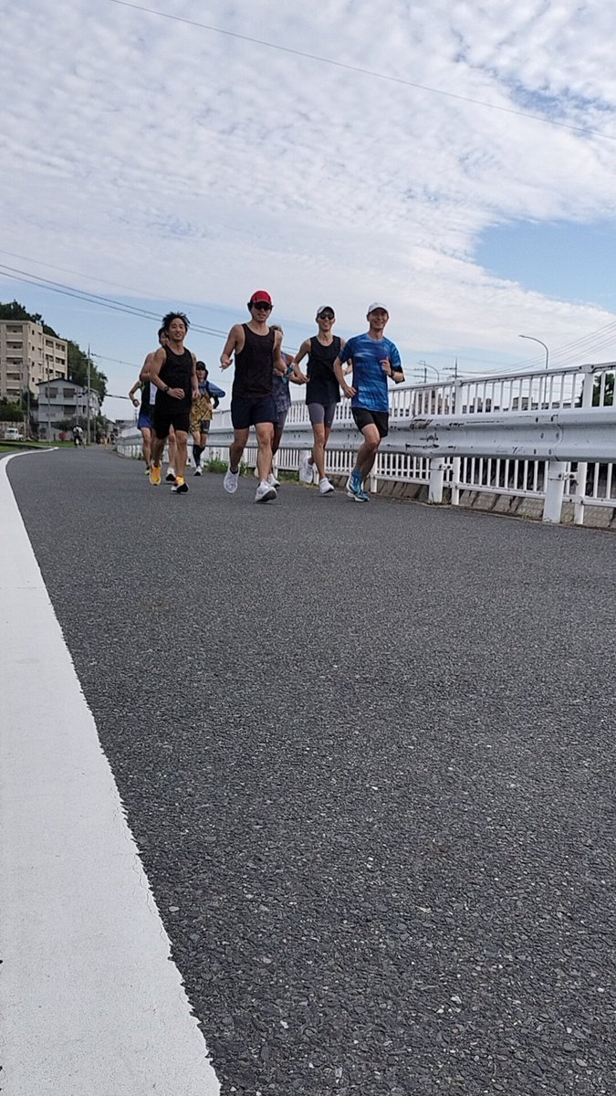 jn1437's tweet photo. 毎週のチーム富雄川練☺️
今日は7月の30k走、最初走り切れるかちょっと心配しましたが、朝5時スタート、曇りでまだ走りやすかったです✨
途��でチーム富雄川メンバーと合流💪
そこから��ースアップ😂それでもずっとビリでした😅
今日でついに今年初月間距離300km達成🥳
夏の特訓はこれからも続きます〜 https://t.co/IbMF8QVxA7