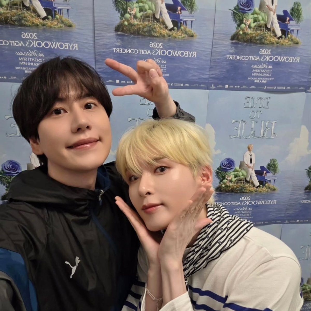 _MoonsLounge's tweet photo. And the maknae-line also keeping up with their 83z-hyungs in Macau~💙
#Ryeowook #Kyuhyun #SuperJunior #MaknaeLine https://t.co/2YJhrhceIS