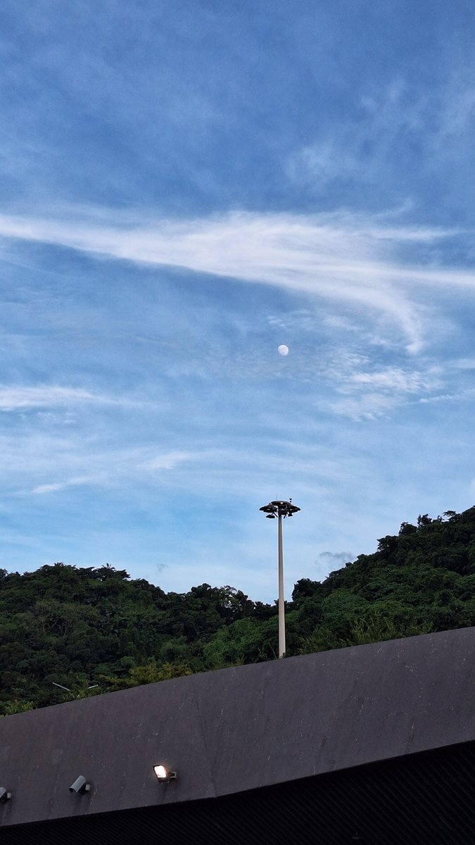 chiaomego's tweet photo. ライヴの後の空｡

#そばにいた知らぬ日本人のファンは暖かいと言った😅 https://t.co/cISkPKggeB