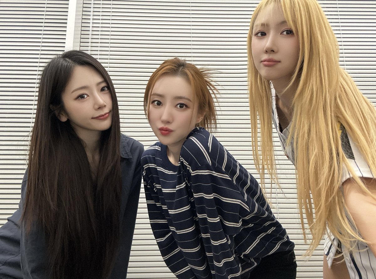 hf_dreamcatcher's tweet photo. [✏] 26.07.26 사운드웨이브 팬사인회❣

인썸니아의 사랑으로 가득 채워진 주말 끝💖
새로운 한 주도 파이팅! ʕっ•ᴥ•ʔっ❤️‍🔥

#유아유 #UAU
#Dreamcatcher_UAU https://t.co/ekewuttLcC