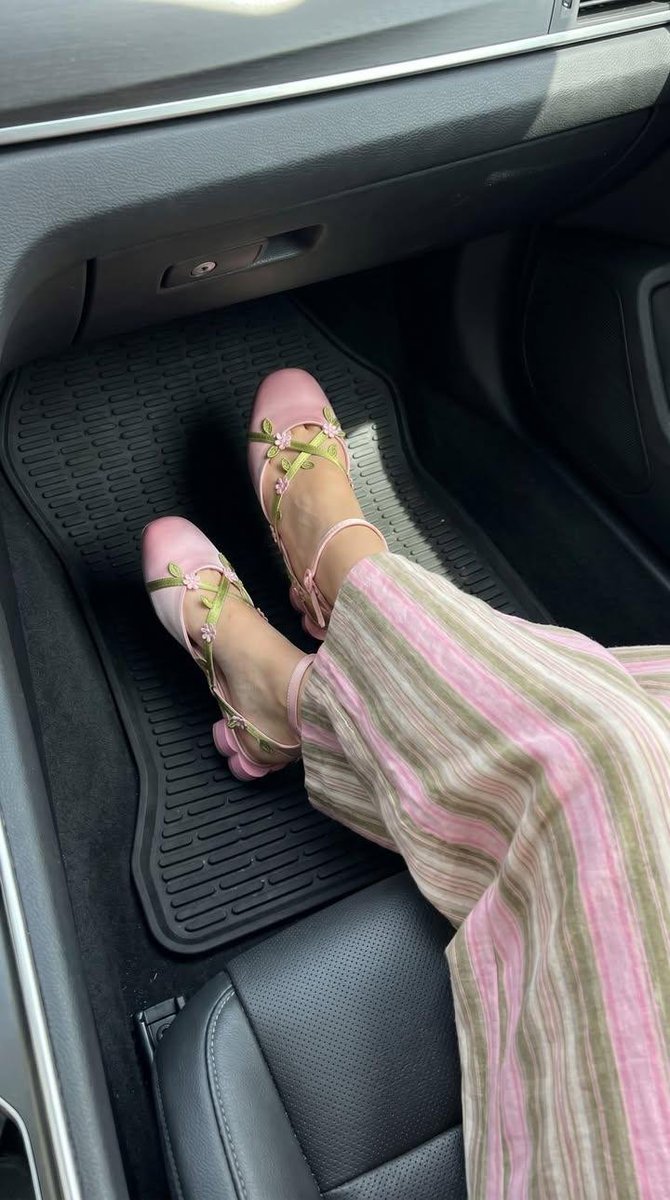 blytun's tweet photo. Ini yang bikin aku susah stop scroll pas nemu di FYP
Sepatu flat tapi detailnya seniat sepatu heels mahal
Warna pink-nya juga versatile buat banyak outfit https://t.co/MNyXjE2FaV