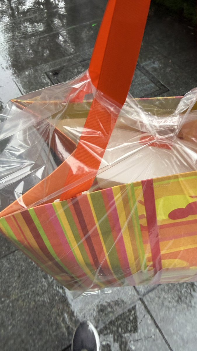 Lucy27's tweet photo. 雨でもケーキは食べたい。 https://t.co/8eXHT2nwUN
