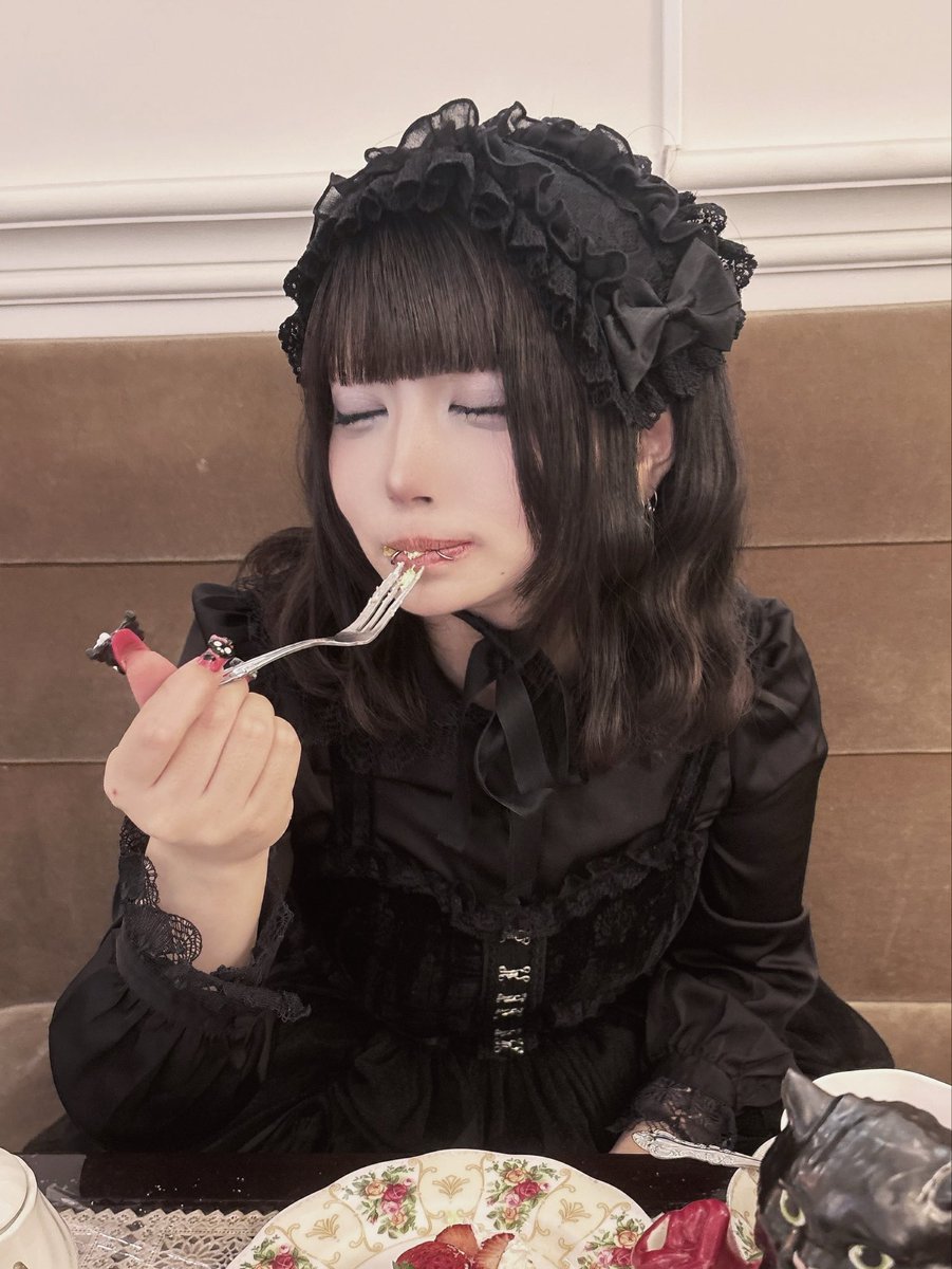 gs8pdt's tweet photo. ケーキを食べても私の機嫌は治りませんよ https://t.co/WQo6OzX9MP