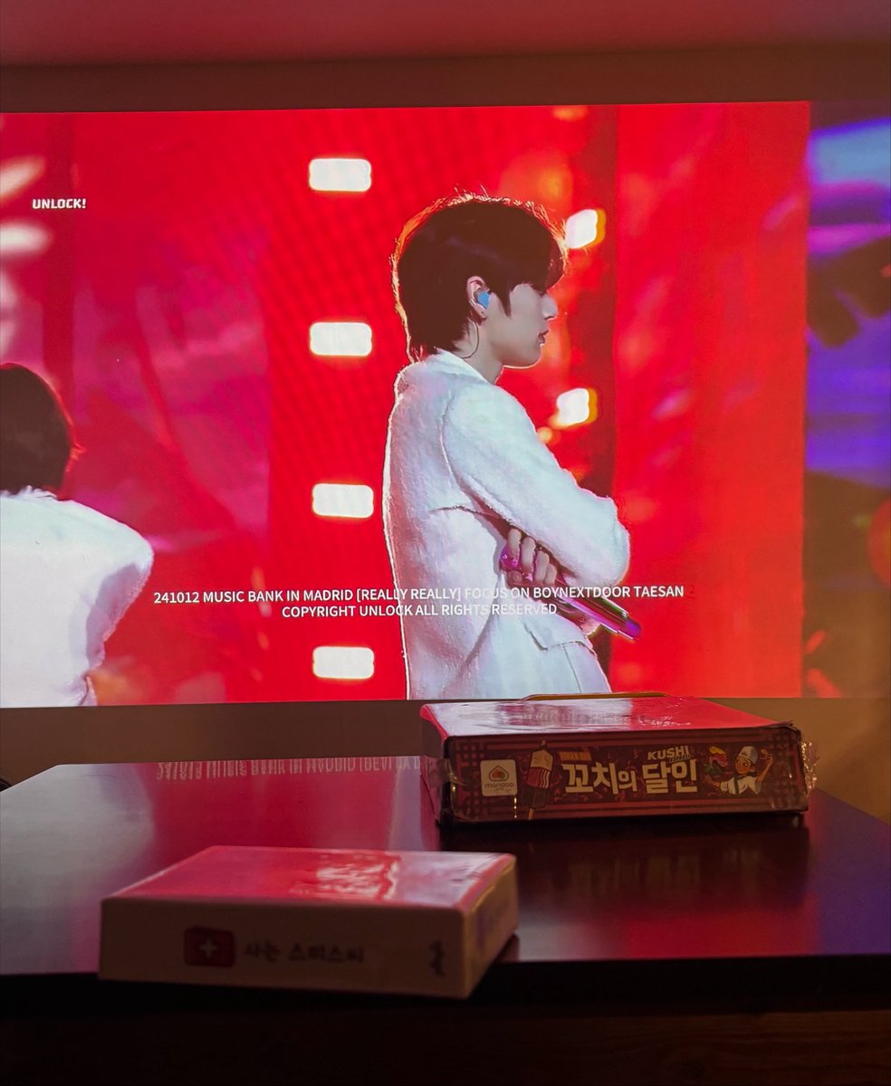 oosoop0's tweet photo. 여자들이 모이면?
미남을 본다. https://t.co/N6umUOlmd3