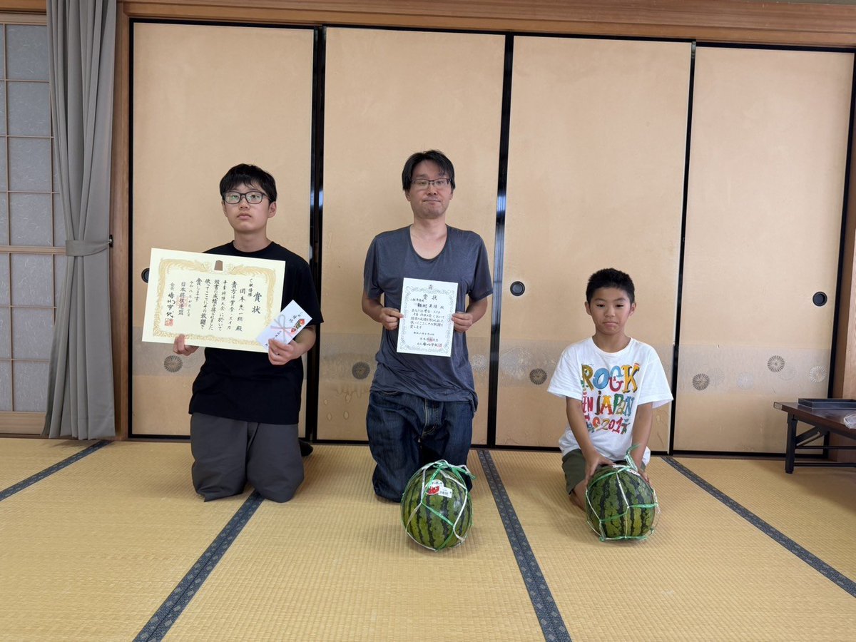 xiv1957's tweet photo. 賞金🍉スイカ争奪将棋大会
　開催日　令和８年７月２６日（日）　
会場　　長浜市民交流センター
大会結果
C級
優勝　🏆️岡本恵一朗　京都市
準優勝🏆️新村　英雄　宇治市
３位　🏆️押谷憲一朗　長浜市
（向かって右側→岡本、新村、押谷） https://t.co/RUf8dWYmmf