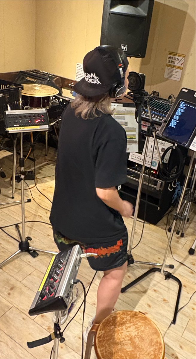 ginchovi's tweet photo. 歌を録る時も何故か闘う時のような立ち方になる逞しい私
9月に皆様のお手元に届くよう仕上げ頑張ります！💪(エンジニアさんが) https://t.co/qtSRSnELPT