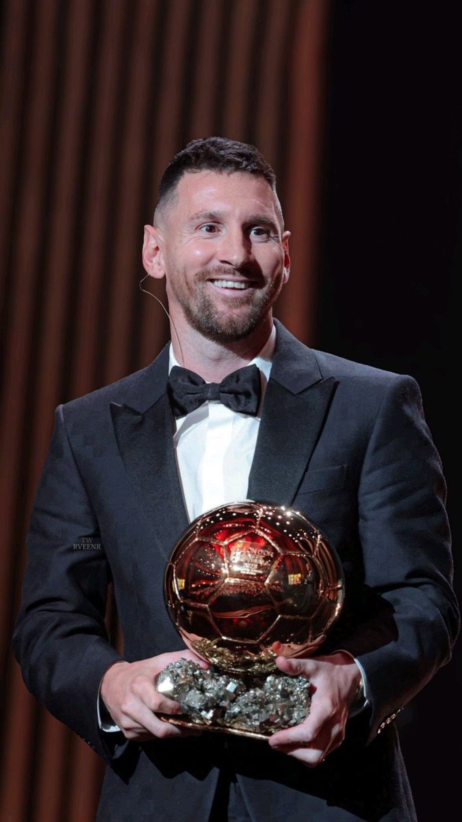 sa10nee's tweet photo. Alfie Haaland, the father of Manchester City forward Erling Haaland, gave a shocking reply when asked who is going to win the Ballon d’Or this season.

🗣️: “We all know the award is going to be gifted to Leo Messi, just like after the 2022 World Cup, when Messi had a pretty good tournament with the help of FIFA always giving him penalties. 

Despite my son having a better season winning the treble, being named the Premier League Player of the Season, finishing as the Premier League’s top goalscorer, and winning the European Golden Boot,he still fell short to Leo Messi because of a seven-game tournament, where most of the goals were penalties. Since he couldn’t win the World Cup this time, I’m sure FIFA will compensate him with the Ballon d’Or.”