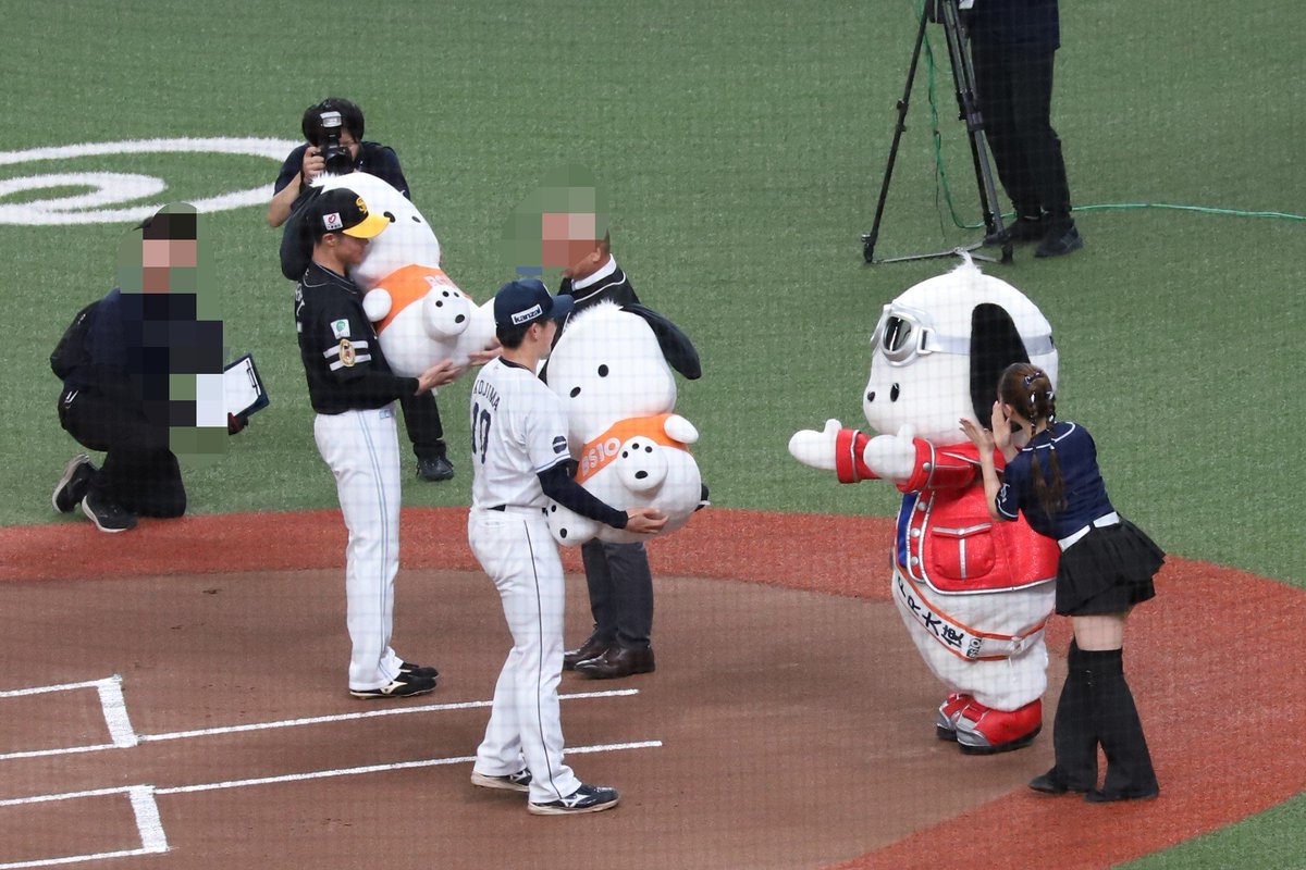ao_ao_drop's tweet photo. 贈呈式、
花束の贈呈じゃなくて、
ポチャッコぬい(大)の贈呈なの、
全人類幸せになれる良い贈呈式だった………
毎年恒例なのね………
可愛いをありがとう………

渡せたよー！のハイタッチも可愛い🙏🏻✨️

#bluelegends
#ポチャッコ 
#BS10
#小島大河
#seibulions
#庄子雄大
#sbhawks https://t.co/MiaiYK0wlG