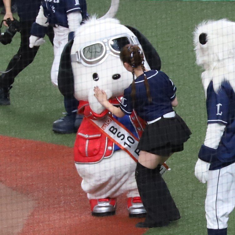 ao_ao_drop's tweet photo. 贈呈式、
花束の贈呈じゃなくて、
ポチャッコぬい(大)の贈呈なの、
全人類幸せになれる良い贈呈式だった………
毎年恒例なのね………
可愛いをありがとう………

渡せたよー！のハイタッチも可愛い🙏🏻✨️

#bluelegends
#ポチャッコ 
#BS10
#小島大河
#seibulions
#庄子雄大
#sbhawks https://t.co/MiaiYK0wlG