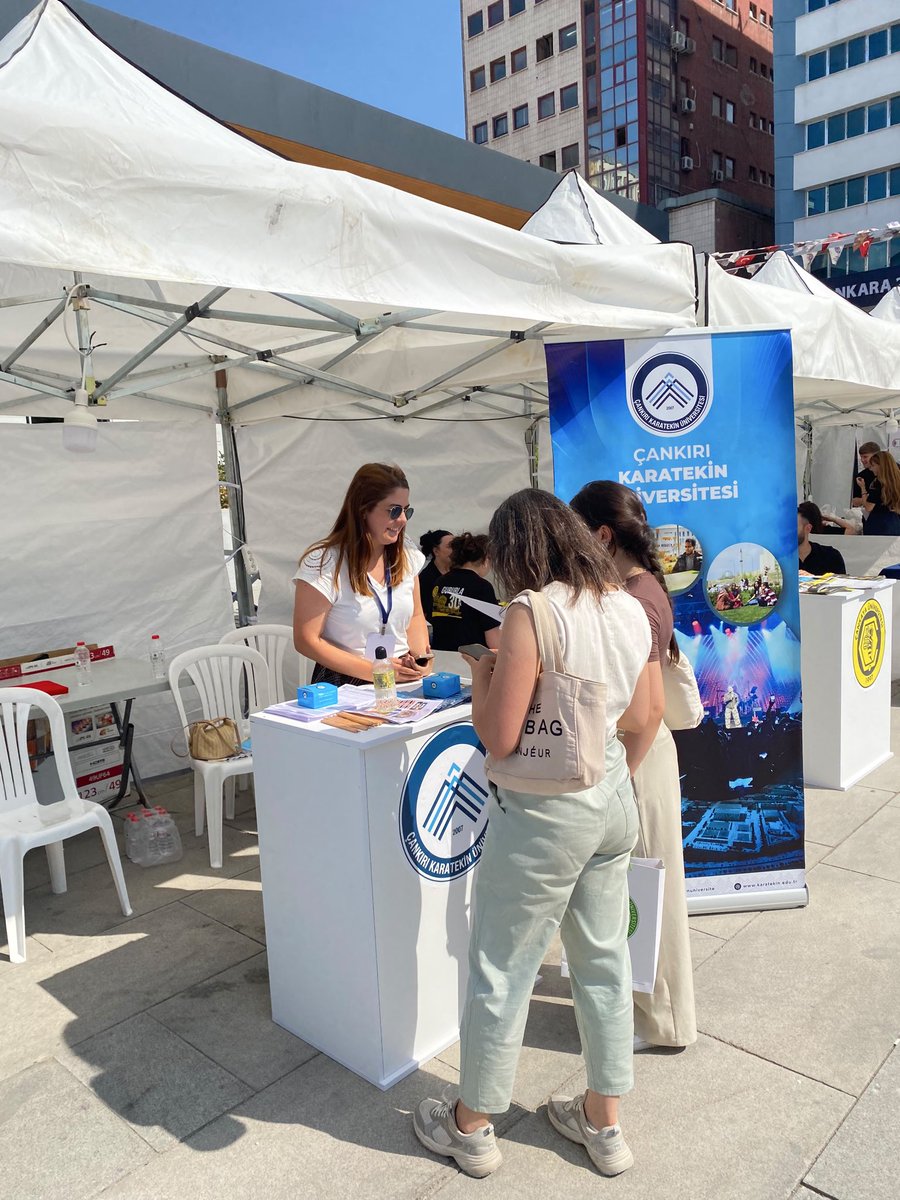 karatekinUni's tweet photo. Ankara Üniversite Tanıtım Günleri'nde gençlerimizle bir araya geldik. 🎓

Stantlarımızı ziyaret eden üniversite adaylarımızın heyecanına ortak olduk, akademisyenlerimiz tarafından bölümlerimiz, kampüs yaşamımız ve kariyer fırsatlarımız hakkında detaylı bilgiler verildi.

Doğru tercih ve sağlam bir gelecek için rotanız ÇAKÜ olsun. 🌟

#YKS2026 #Ankara #Çankırı #ÇAKÜ