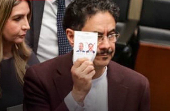 DanielSamperO's tweet photo. No niego que observar al senador y k-poper Iván Cepeda votando por el que dijo Uribe como primer acto de desobediencia civil puede parecer confuso.

 #NaceElPetrouribismo

https://t.co/wqyYEJjkK2 https://t.co/lhMEzBaDPw