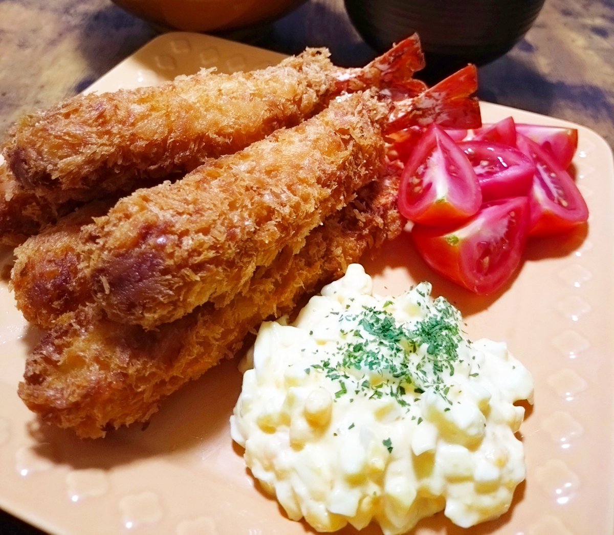ChickenRamen470's tweet photo. こんばん
……(((( *ｰ̀ὢｰ́)

今日は土用の丑の日ですね
鰻食べましたか

いやぁ〜　　
今日は大変だった〜　
疲れたわ〜
　
しっぽり飲みながら
食べてると思うでしょ

もう布団の中です

おやす
(  ｰ̀ὢｰ́ )ﾉ

#金麦花やか皿 https://t.co/lBVTB1isRJ