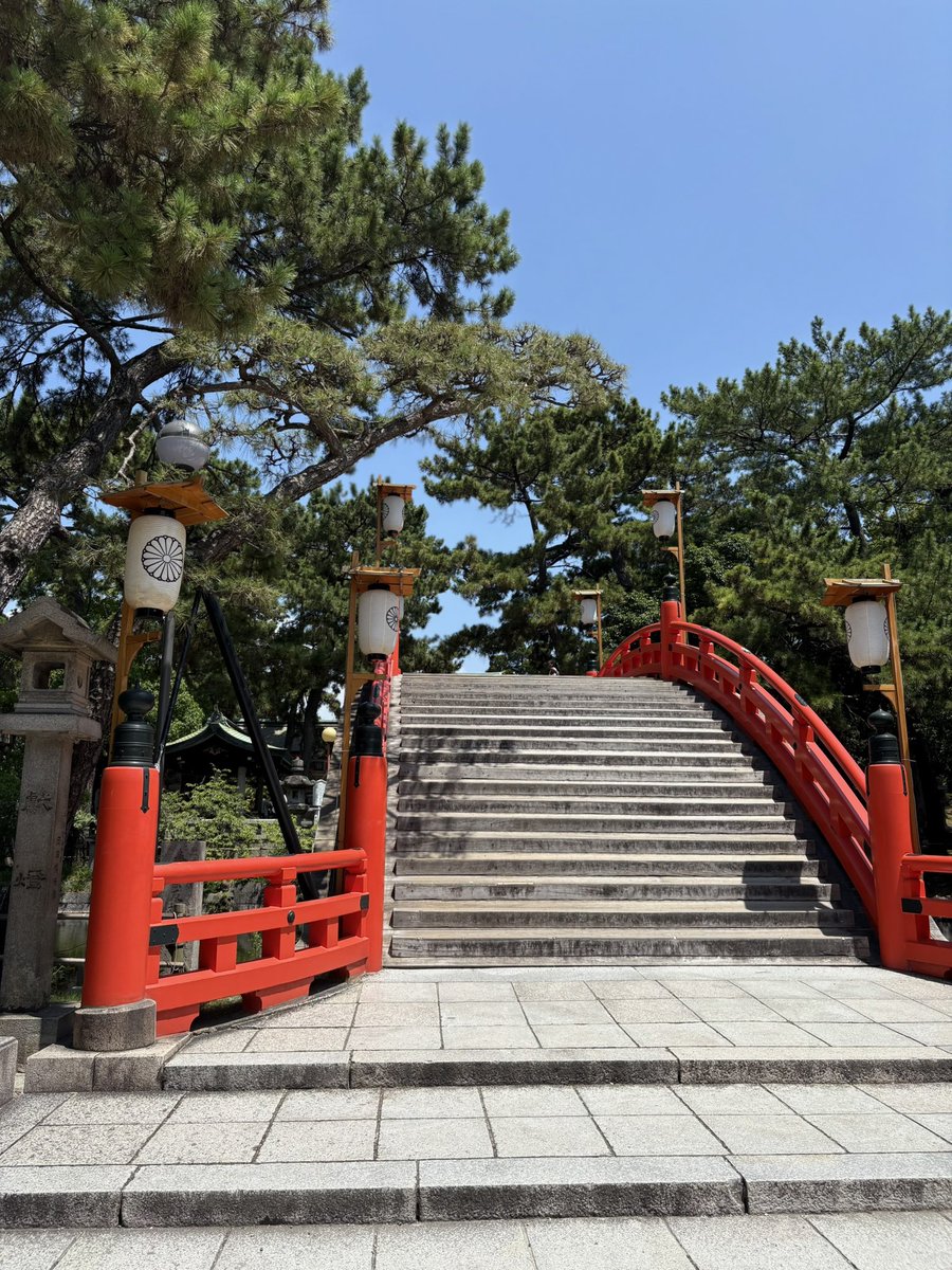 quiiicooo's tweet photo. ⛩大阪・住吉大社

最高気温38℃の炎天下
参拝客がほとんどいない😂

とんでもなく暑くて、びっしょり汗をかいたけど
たまに吹く風は涼しくて
きっとよい気が流れてて
とっても気持ちのよい場所だった🕊🍃

復活当選もお願いしておくんだったな…
まさかの事態 この先どうするよ🤔𓈒𓂂𓏸💭 https://t.co/Qy9JUycms5